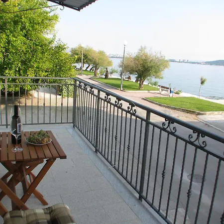 Apartment In Stone House On Seaside Kastela Exterior photo