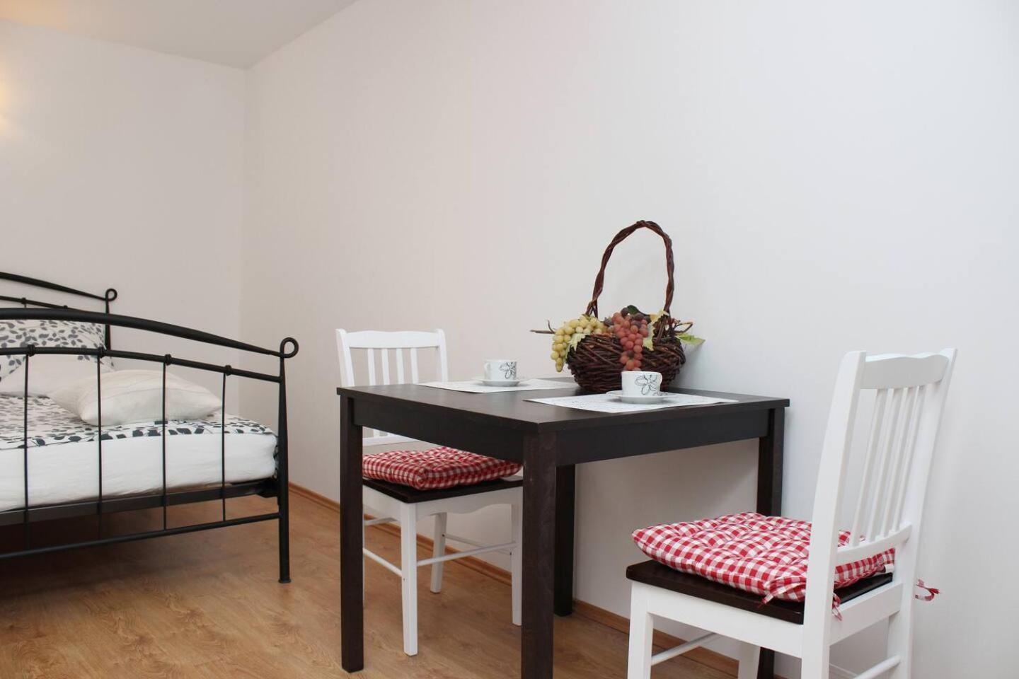 Apartment In Stone House On Seaside Kastela